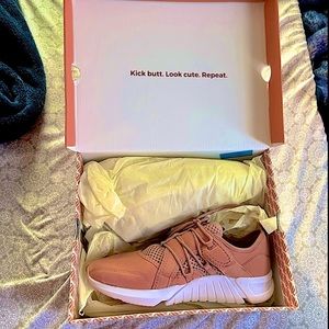 ✨NWT FABLETICS✨ size 9 tennis shoes